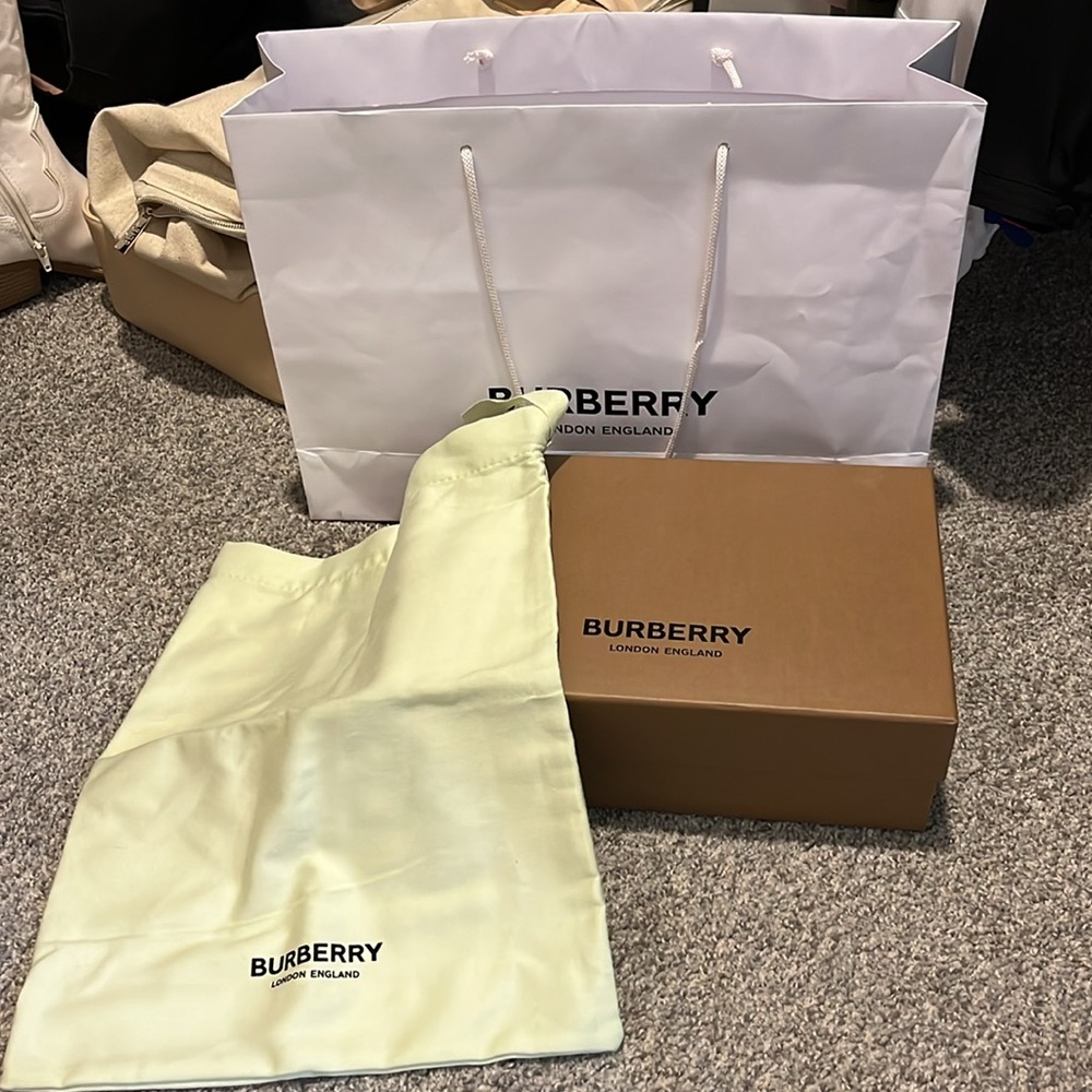Burberry Cream Sandals with Open Toe and Padded Straps - Picture 8 of 10